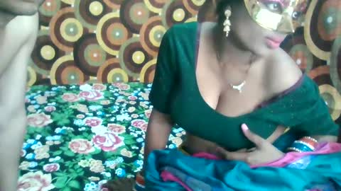 Snapshot of treesomecouple chatting on January 2025 08:00:01 PM treesomecouple online show from January 2025 08:00:01 PM