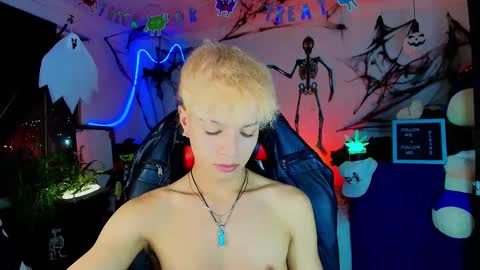 Snapshot of twink_sebas_ chatting on October 2025 04:47:01 AM Bad boy sebastian online show from October 2025 04:47:01 AM