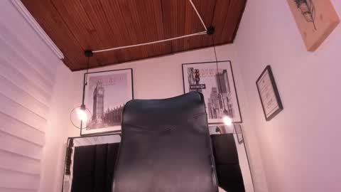 Snapshot of tylla_ chatting on October 2025 03:01:02 AM online show from October 2025 03:01:02 AM