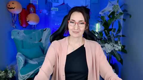 UnaTera online show from October 2025 09:32:01 AM