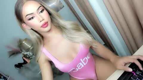 Snapshot of urlovelyangelts chatting on October 2025 05:23:02 PM ANGEL online show from October 2025 05:23:02 PM