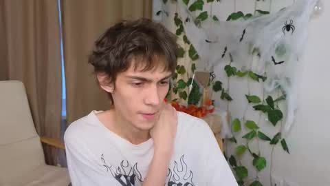 Snapshot of va1ora chatting on October 2025 12:18:02 PM Valora online show from October 2025 12:18:02 PM