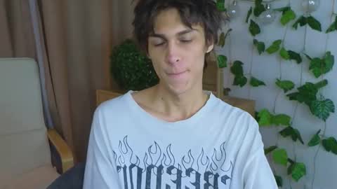 Snapshot of va1ora chatting on November 2025 12:16:02 PM Valora online show from November 2025 12:16:02 PM