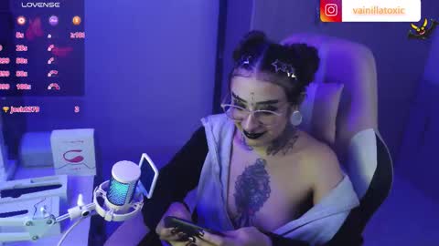 Vainilla Independent model online show from October 2025 11:44:02 PM