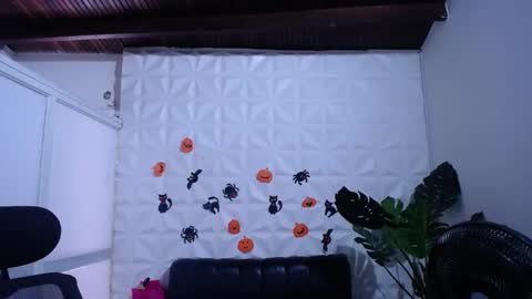 Snapshot of valentina_mature chatting on October 2025 06:49:01 PM Valentina online show from October 2025 06:49:01 PM