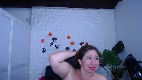 Snapshot of valentina_mature chatting on October 2025 06:08:02 PM Valentina online show from October 2025 06:08:02 PM
