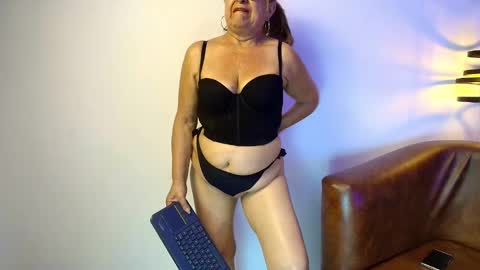 Ana online show from November 2025 07:35:02 PM