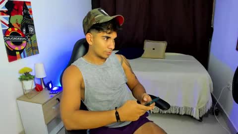 VALENTINO MOURA online show from March 2025 12:17:01 PM