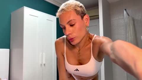 Snapshot of valeria_thonson chatting on November 2025 09:54:02 AM valeria_thonson online show from November 2025 09:54:02 AM