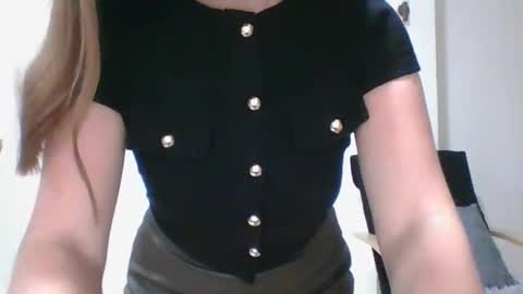 Snapshot of valeriafrannco chatting on November 2025 05:30:02 AM valeriafrannco online show from November 2025 05:30:02 AM