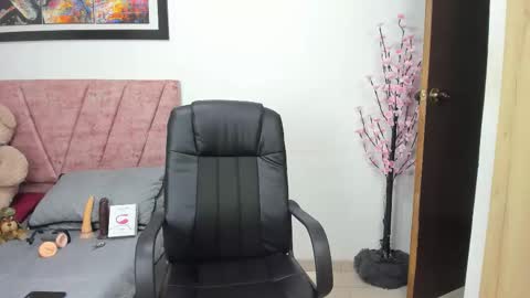 Snapshot of valeryn69_ chatting on November 2025 04:41:02 PM Valery online show from November 2025 04:41:02 PM