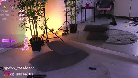 Vanessa Simon online show from March 2025 01:06:02 PM