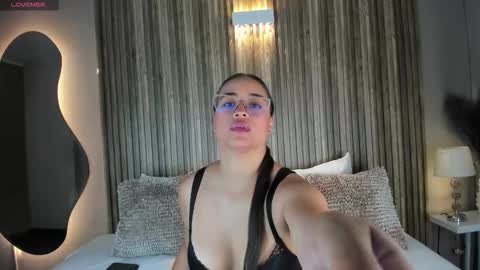 Snapshot of vannecamiel chatting on November 2025 11:33:02 AM V A N N E S A online show from November 2025 11:33:02 AM