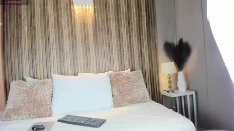 Snapshot of vannecamiel chatting on November 2025 11:43:02 AM V A N N E S A online show from November 2025 11:43:02 AM