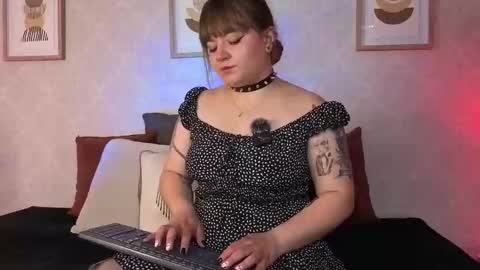 Vee Simons online show from October 2025 08:20:01 PM