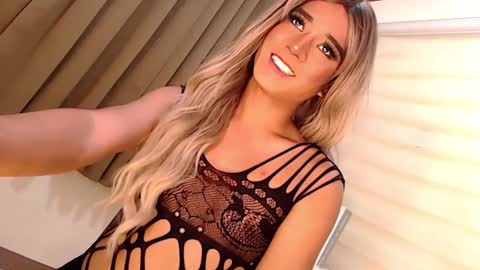 Snapshot of velvet_fux chatting on January 2025 05:37:01 PM Richy will make you fall in love online show from January 2025 05:37:01 PM