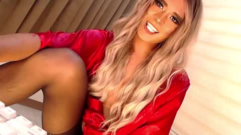 Snapshot of velvet_fux chatting on January 2025 09:48:02 PM Richy will make you fall in love online show from January 2025 09:48:02 PM