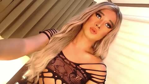 Snapshot of velvet_fux chatting on February 2025 09:53:02 AM Richy will make you fall in love online show from February 2025 09:53:02 AM