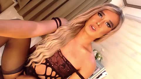 Snapshot of velvet_fux chatting on February 2025 12:59:01 AM Richy will make you fall in love online show from February 2025 12:59:01 AM