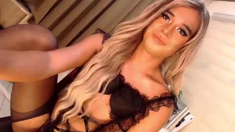 Snapshot of velvet_fux chatting on February 2025 08:43:02 PM Richy will make you fall in love online show from February 2025 08:43:02 PM