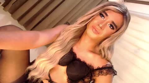 Snapshot of velvet_fux chatting on February 2025 12:46:01 AM Richy will make you fall in love online show from February 2025 12:46:01 AM