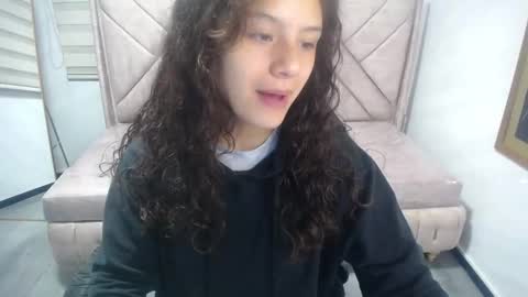 velvet_moon_v online show from September 2025 01:05:02 PM