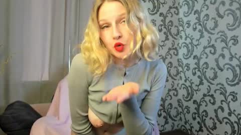 velvet_peach_ online show from October 2025 11:30:01 AM