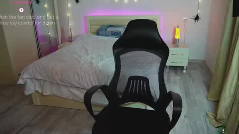 Mila online show from October 2025 07:03:01 PM