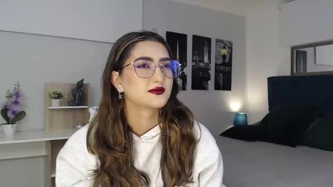 Mia online show from September 2025 12:29:01 PM