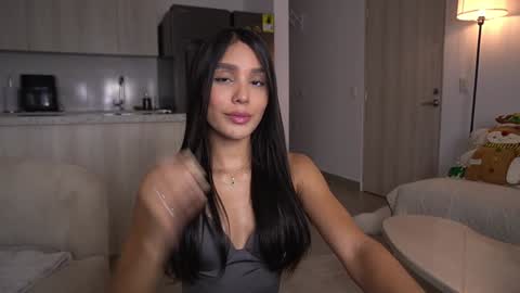 Snapshot of veroniqe_lounge chatting on November 2025 11:04:02 PM V A L help me reach 100likes online show from November 2025 11:04:02 PM