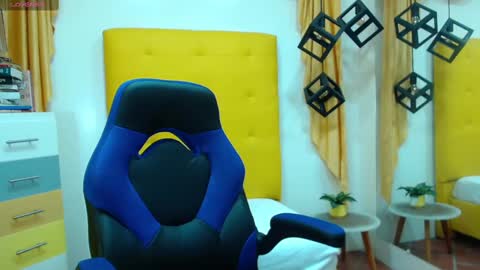 nahomy online show from February 2025 12:22:02 PM