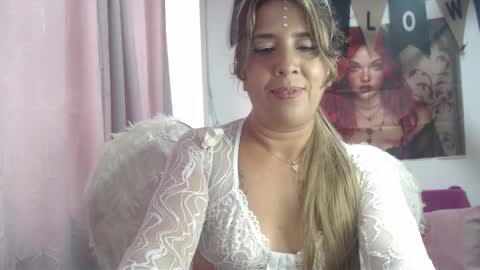 Snapshot of victoria25_meester chatting on October 2025 03:24:01 PM Hi guys Im victoria Be the one who can control me in PVT online show from October 2025 03:24:01 PM
