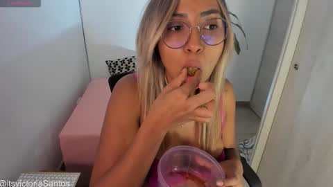 Victoria Santos online show from October 2025 03:10:02 AM