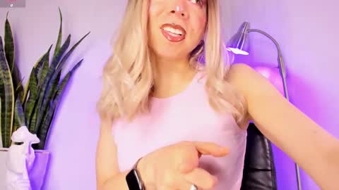 Snapshot of victoria_qq chatting on October 2025 04:22:01 PM D A N I online show from October 2025 04:22:01 PM