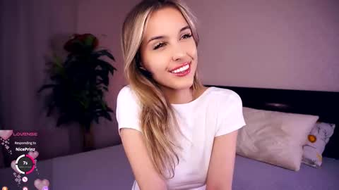 Snapshot of victoriadreamtt chatting on October 2025 07:44:02 PM Anasteisha Day Helen Night online show from October 2025 07:44:02 PM