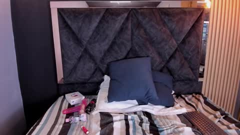 VICTORIA JOHNS online show from February 2025 01:11:02 PM