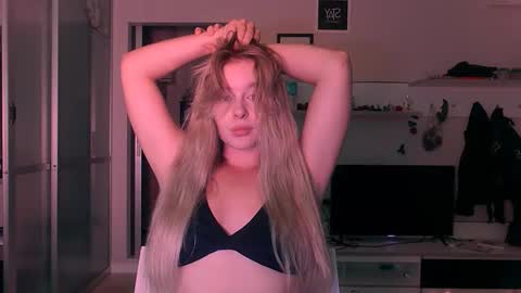 Snapshot of victoriande chatting on September 2025 01:16:02 PM Eva and Victor online show from September 2025 01:16:02 PM