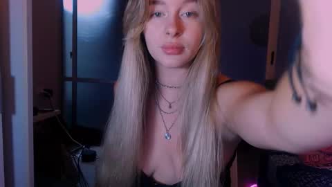 Snapshot of victoriande chatting on October 2025 12:11:01 PM Eva and Victor online show from October 2025 12:11:01 PM