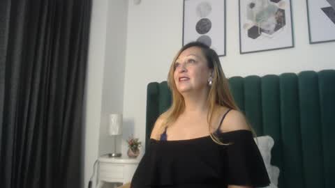 victoriaqueen_fg_ online show from September 2025 01:27:01 PM