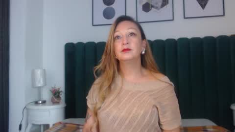 victoriaqueen_fg_ online show from October 2025 12:35:01 PM