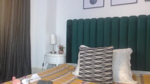 victoriaqueen_fg_ online show from October 2025 12:47:01 PM