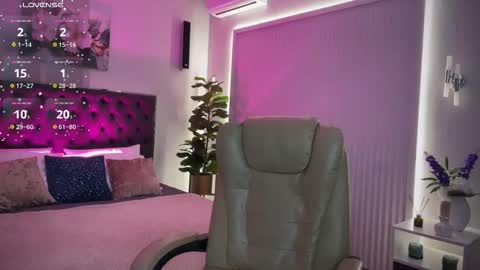 Snapshot of vikky_moon chatting on September 2025 01:49:02 AM Vikky online show from September 2025 01:49:02 AM