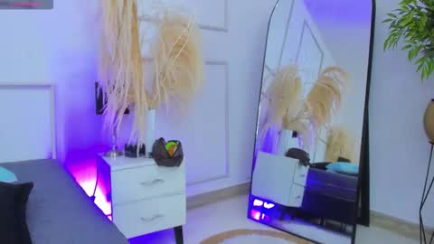 Violet and Paul online show from October 2025 06:03:02 AM