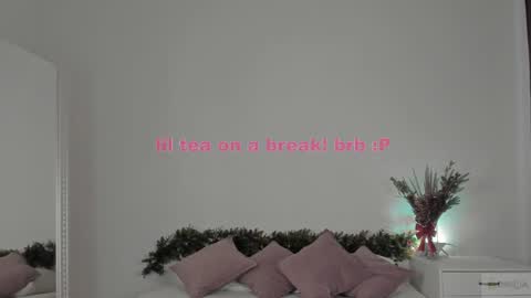 Snapshot of violetta_finch chatting on January 2025 11:22:02 AM violetta_finch online show from January 2025 11:22:02 AM