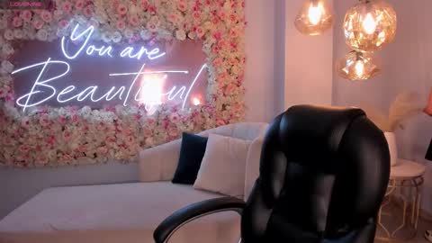 Snapshot of violettcastel chatting on September 2025 06:55:02 PM Violett Castel online show from September 2025 06:55:02 PM