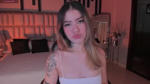 Snapshot of violetthansson chatting on November 2025 07:03:01 PM Violett online show from November 2025 07:03:01 PM