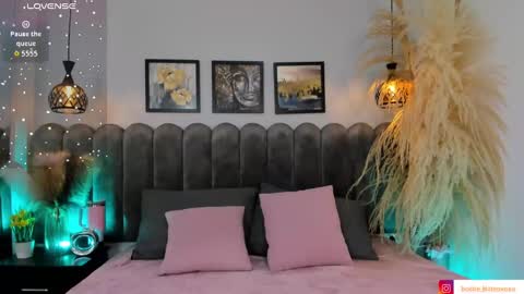 VIOLLET online show from October 2025 09:43:02 PM