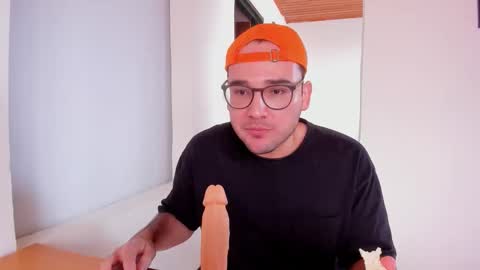 Vito Ferrer online show from October 2025 02:29:02 PM