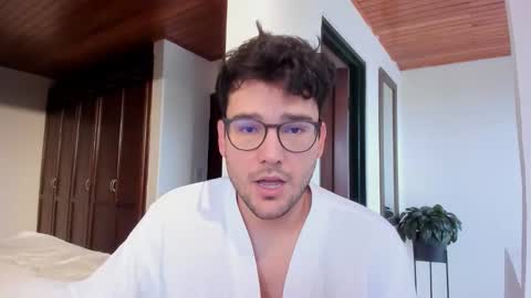 Vito Ferrer online show from November 2025 01:28:02 PM