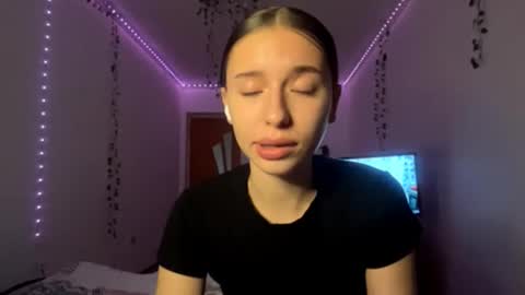 Snapshot of viviennebreihan chatting on November 2025 06:03:02 PM Vivi online show from November 2025 06:03:02 PM